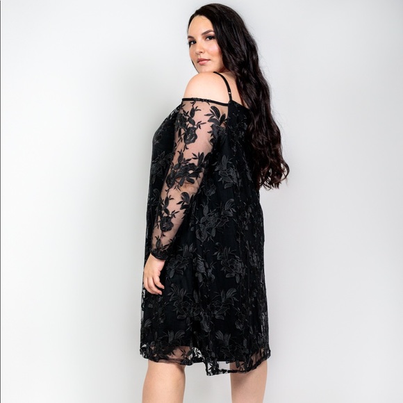 Plus Size ‘Lyra’ Lace Cold Shoulder Dress - Picture 5 of 5